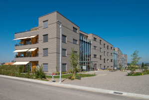 Foto einer weiteren Fassade der Überbauung Oberfeld