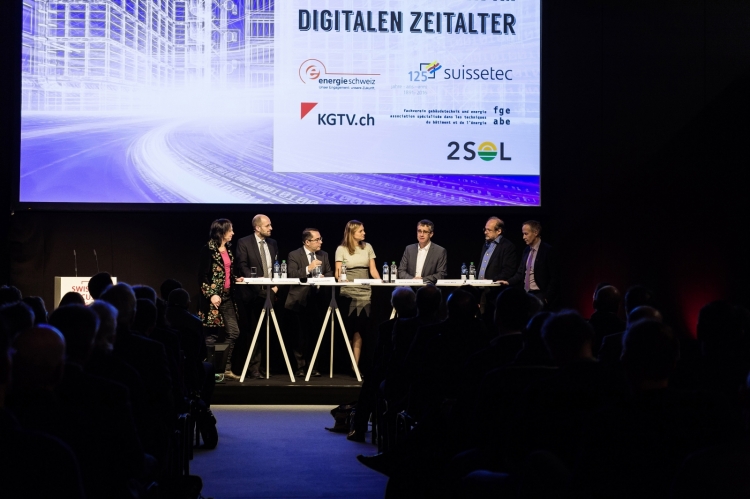 Foto der Podiumsdiskussion an der Swissbau 2016 zum Thema Energieeffiziente Gebäudetechnik im Digitalen Zeitalter